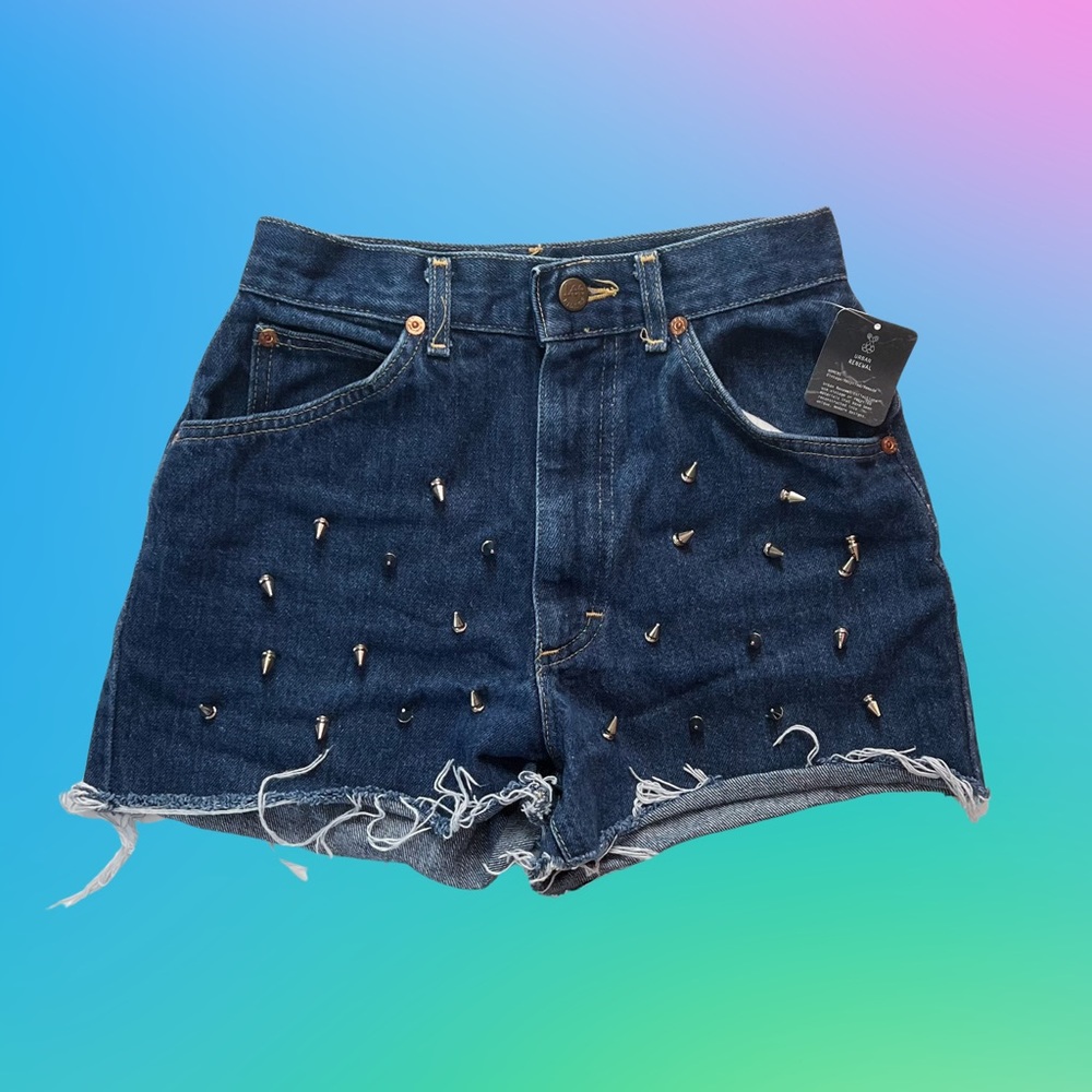 NWT 🗡️ spiked URBAN RENEWAL remade vintage LEE spike stud denim shorts. XS